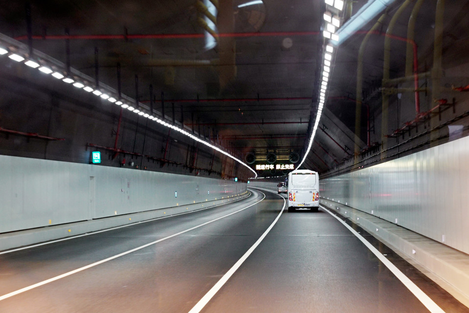 Liikennettä tunnelissa.