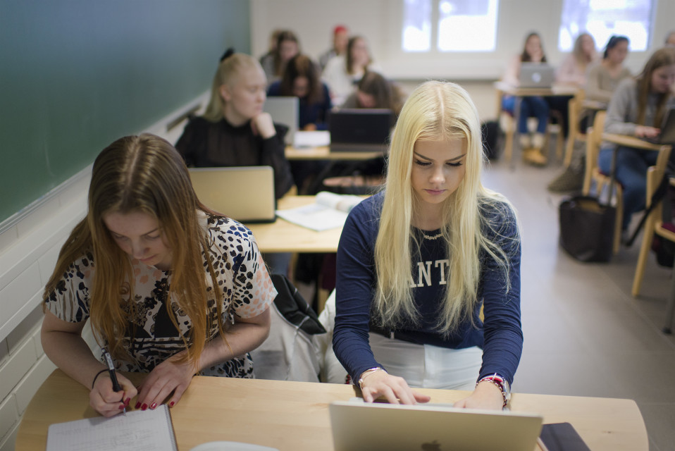 Jennifer Käld koulussa.