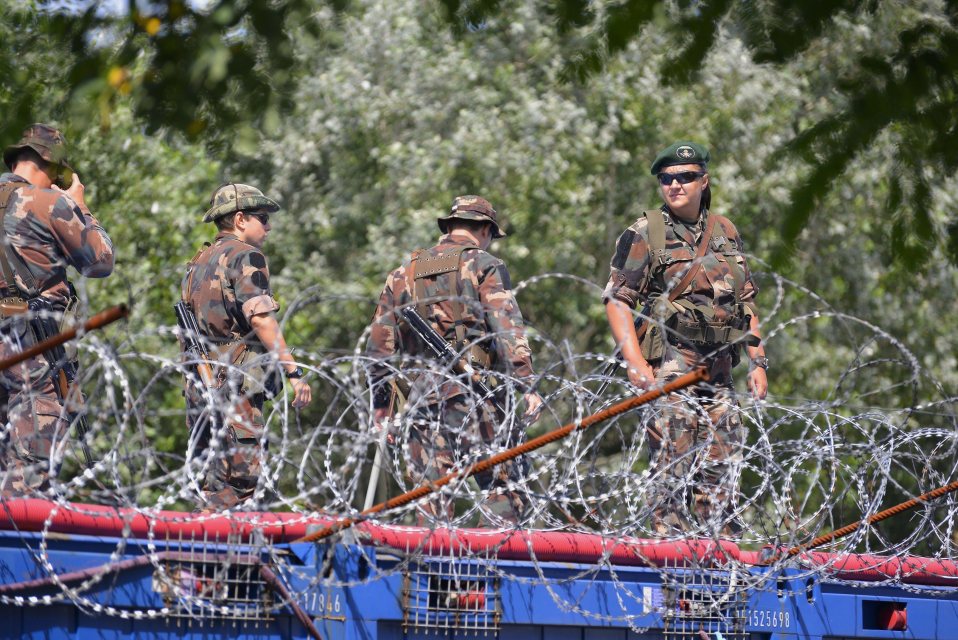 Unkarilaiset sotilaat partioivat Serbian vastaiselle rajalle pystetyn aidan luona heinäkuussa.