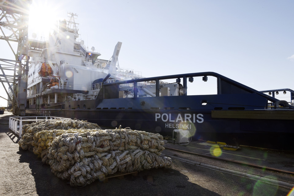 Jäänmurtaja Polaris kuvattuna Artechin telakalla Helsingissä.