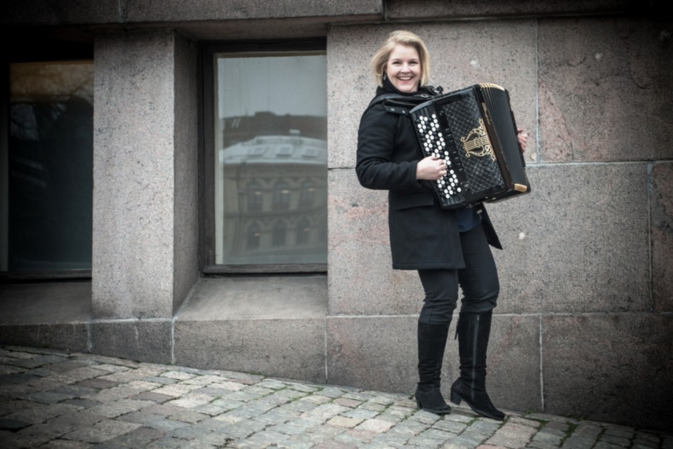 Mari Kätkä ja harmonikka