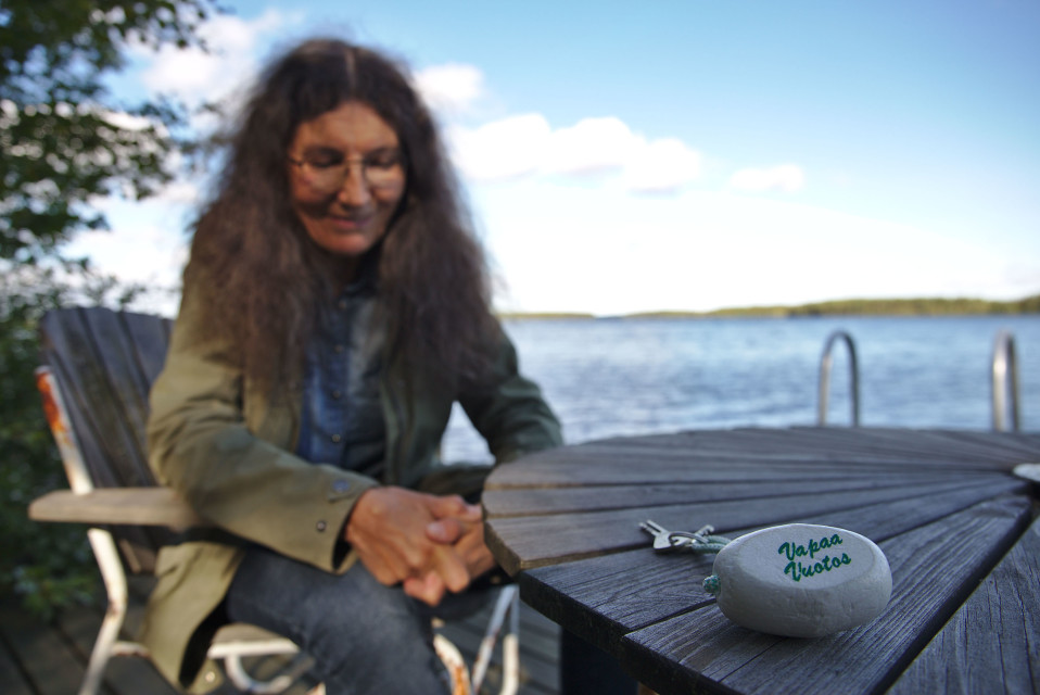 Vapaa Vuotos-aktivisti Helena Tiihonen kotirannassa Soppelassa.
