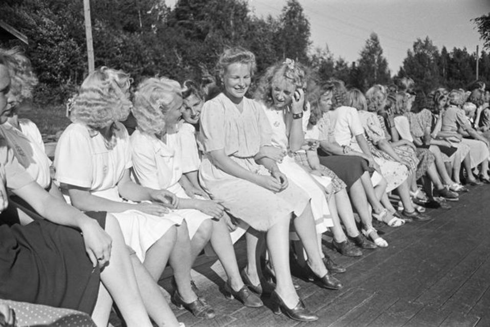 Kyytinen Pekka, kuvaaja 1945–1949 neitoja lavatansseissa