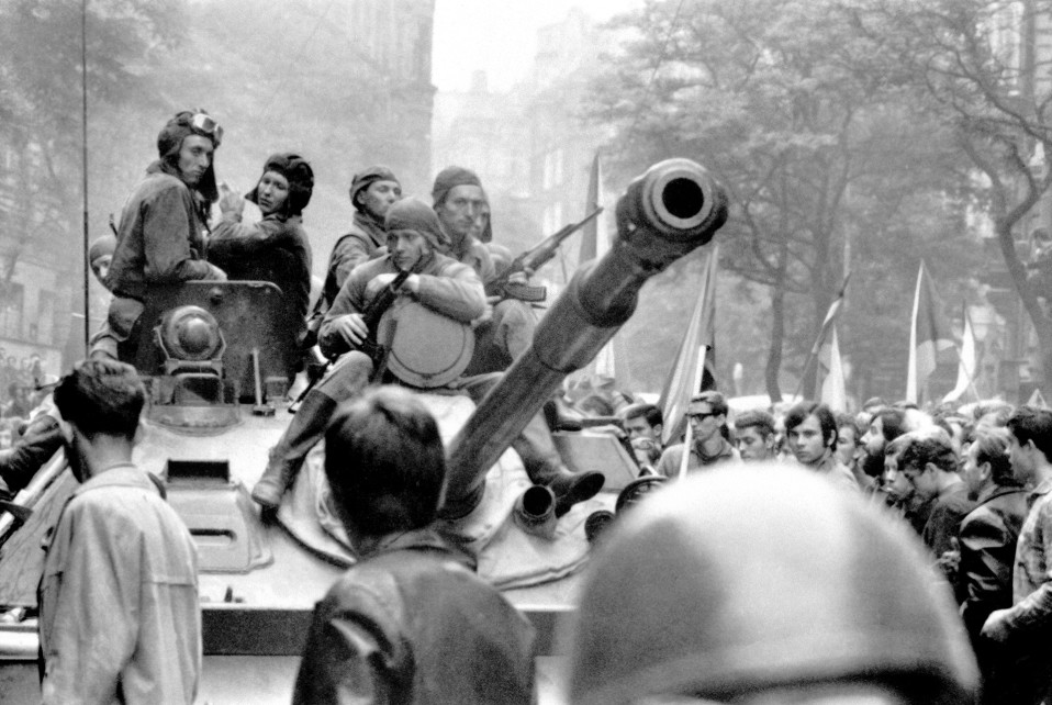 Neuvvostoliittolaisia tankkeja Prahan kadulla 1968.