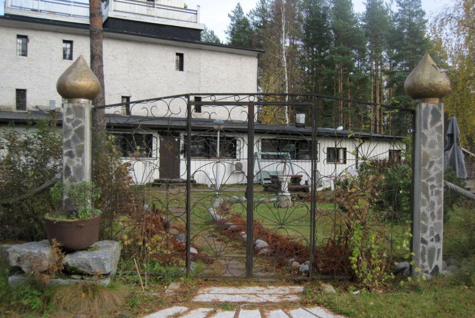 Linnan sisääntuloportti.