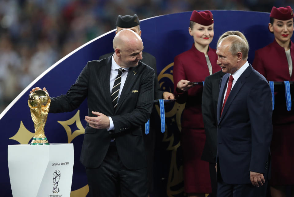 Fifan puheenjohtaja Gianni Infantino esitteli MM-pokaalia Venäjän presidentille Vladimir Putinille vuonna 2018.