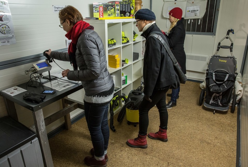 Elina ja Eeva Viljanen palauttivat tekstiilipesurin käytön jälkeen