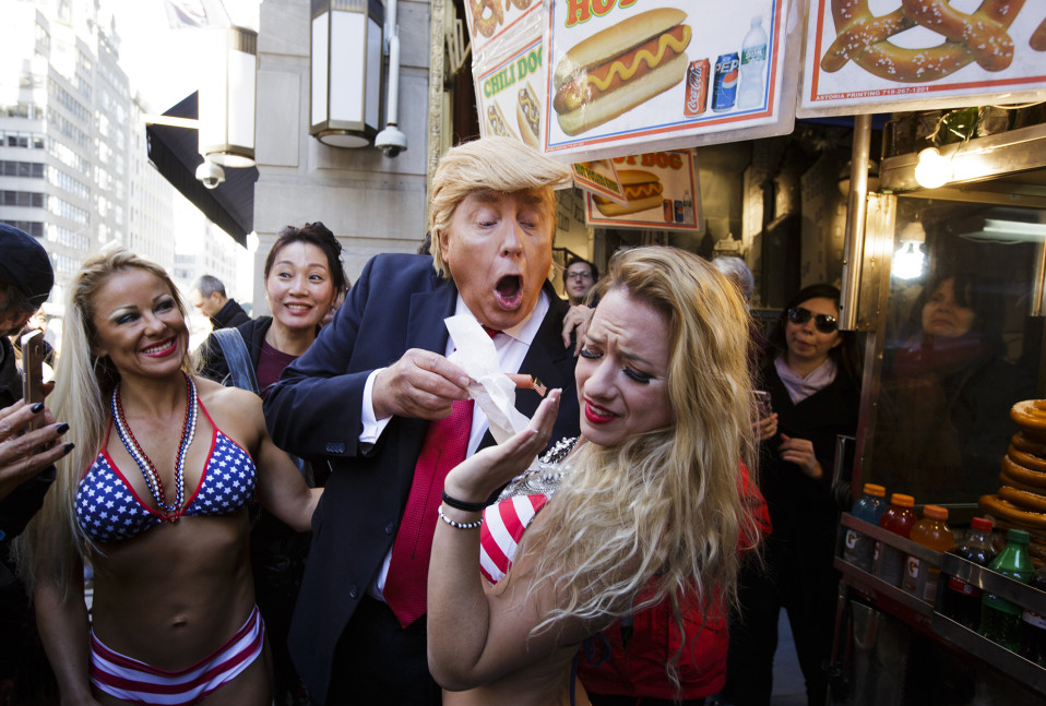 Donald Trumpin imitoija mielenosoituksessa Trump Towerin edustalla New Yorkissa lokakuussa 2016.
