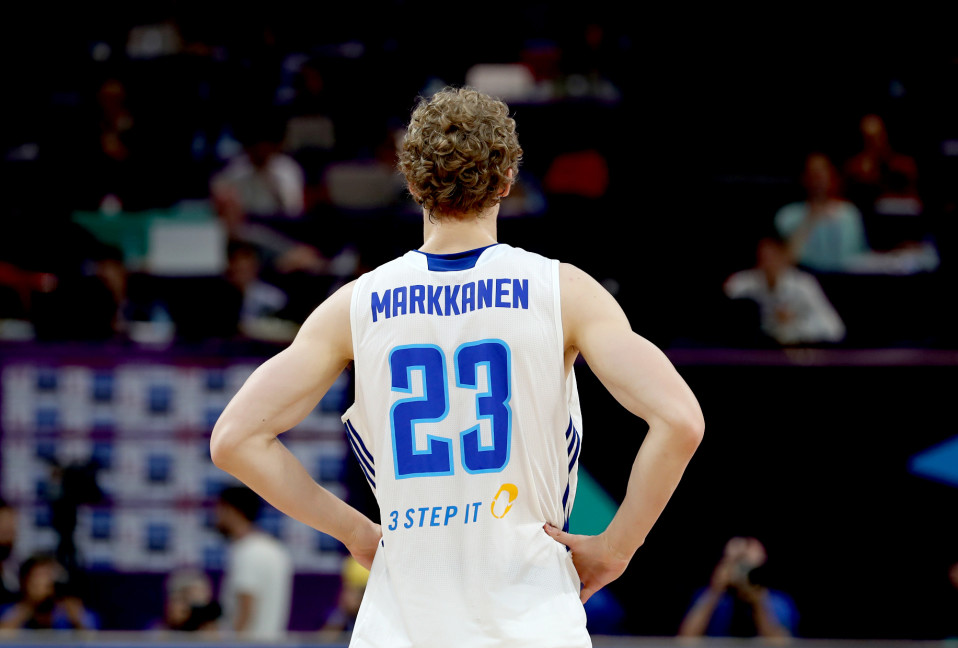 Lauri Markkanen pettyneenä Italiaa vastaan.