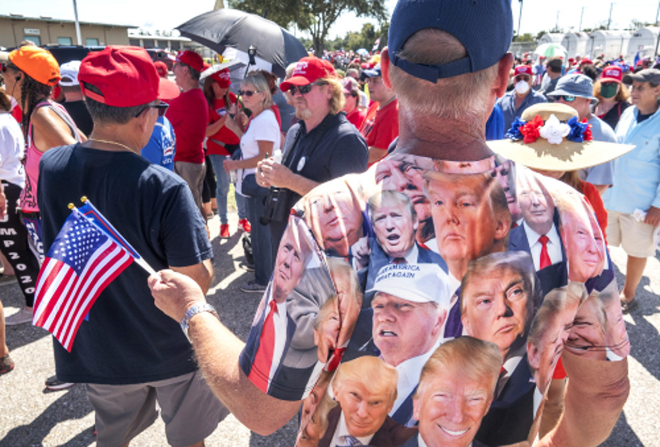 Kuvassa Donald Trumpin kannattajia vaalitilaisuudessa.