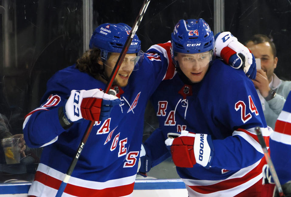 Kaapo Kakko (oik.) ja venäläistähti Artemi Panarin ovat pelanneet samassa ketjussa.