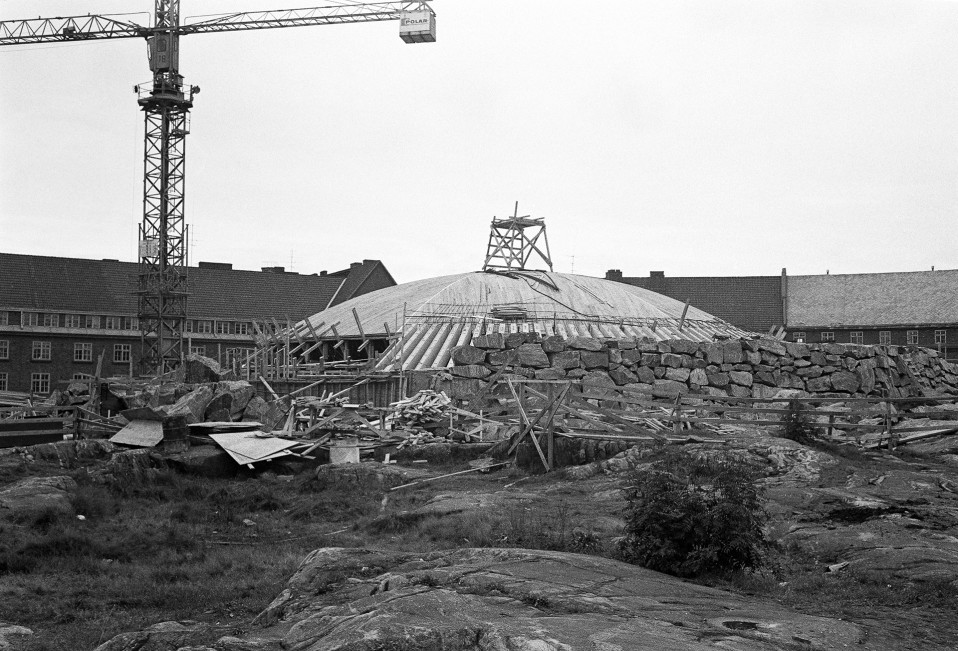 Temppeliaukion kirkon rakennusta, näkymä ulkopuolelta lasikupolin valmistumisesta.