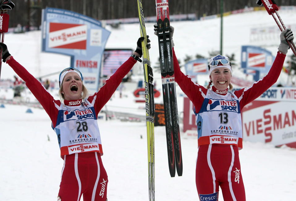 Therese Johaug juhli Sapporossa 2007 pronssia.
