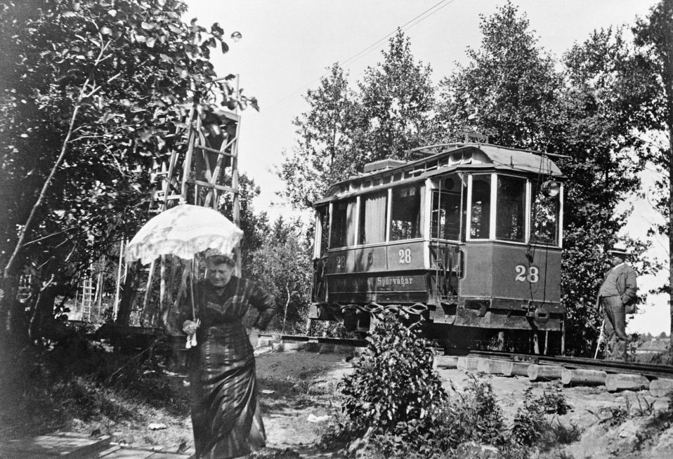 Sähköraitiovaunu Munkkiniemessä vuonna 1914.