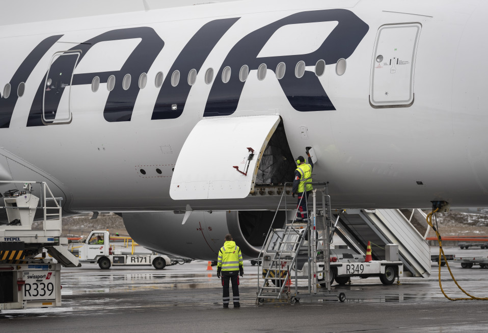 Finnairin kone toi Kiinasta tilattuja suojavarusteita Helsinki-Vantaan lentoasemalle.