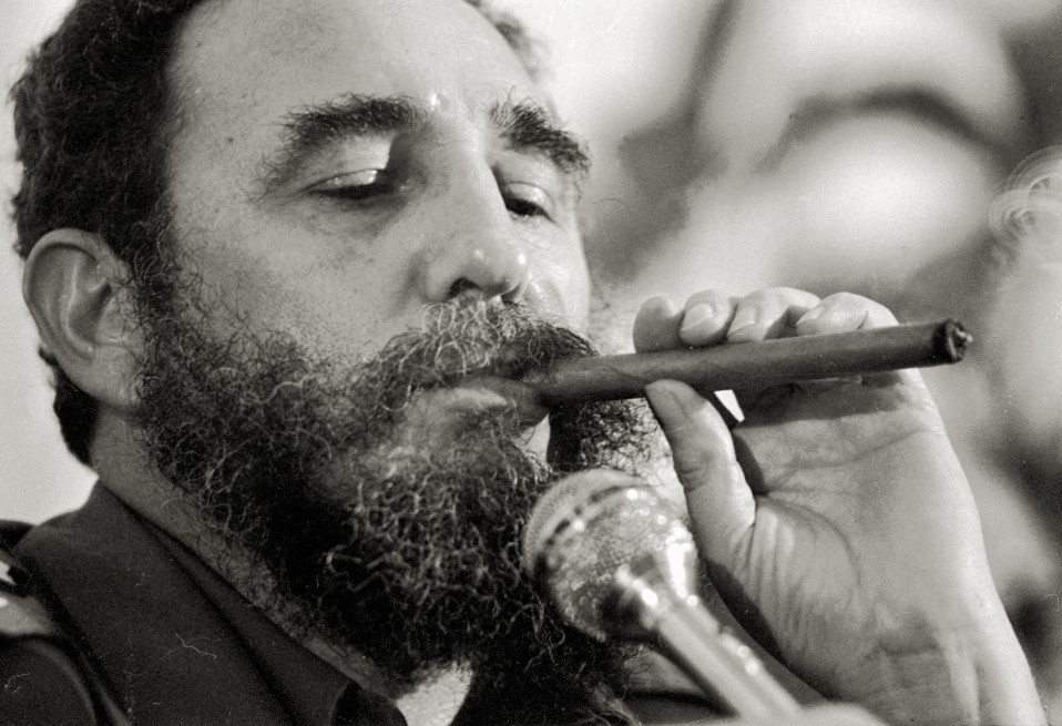 Fidel Castro polttaa sikaaria vuonna 1978.