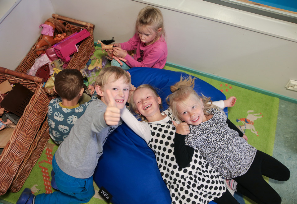 Lapset leikkivät päiväkodissa.
