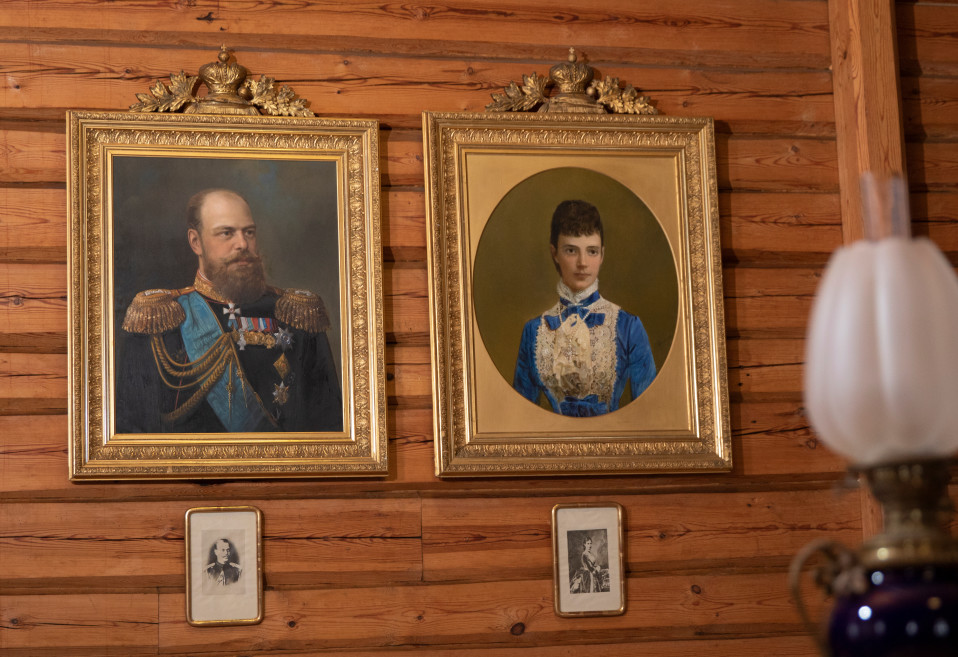 Maalaukset, joissa keisari Aleksanteri III ja hänen vaimonsa Maria Feodorovna.