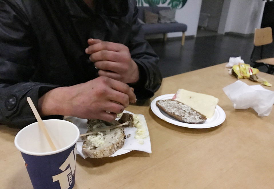 Mies ja voileivät