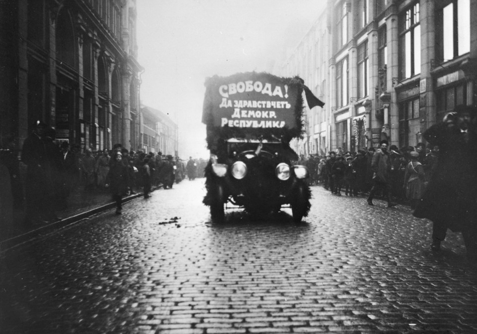 Svoboda (vapaus) -kyltillä koristeltu auto Helsingin kadulla 1917.