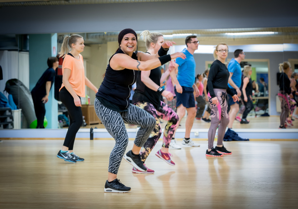 Aerobic-ohjaaja Terhi Vira-Klockars vetämässä dance aerobic tuntia, Itäkeskus Elixia, 8.3.2017.