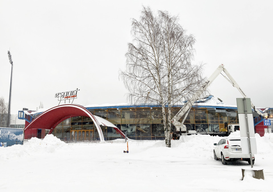 Romahtanut kuplahalli.
