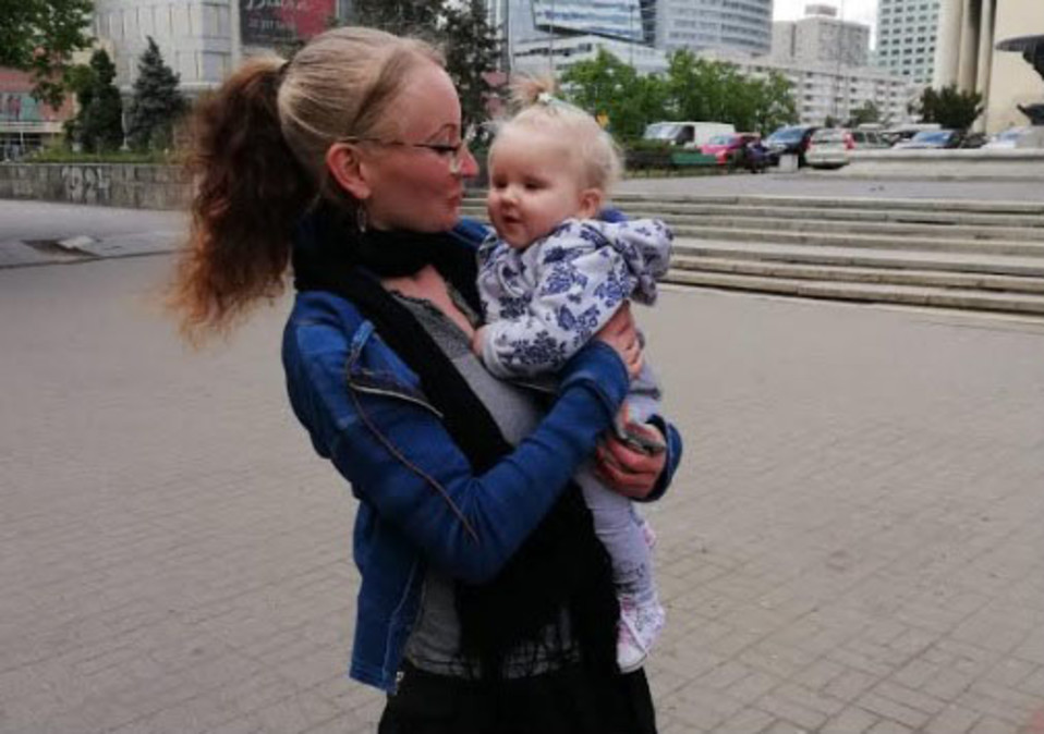 Melinda vauvan kanssa kaupungilla