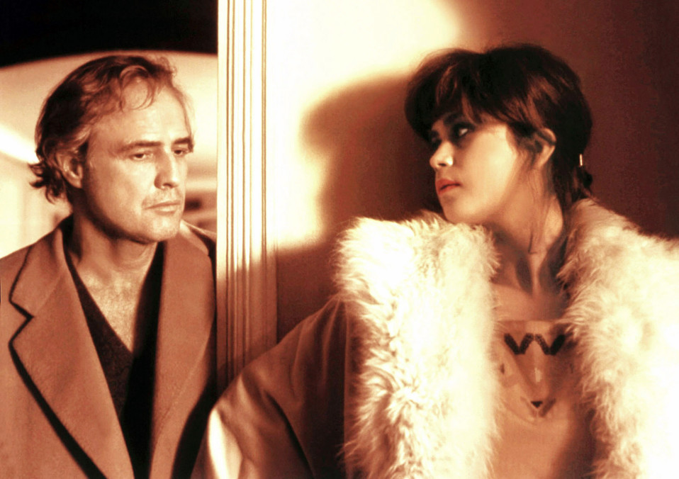 Marlon Brando ja Maria Schneider Bernardo Bertoluccin elokuvassa Viimeinen tango Pariisissa .
