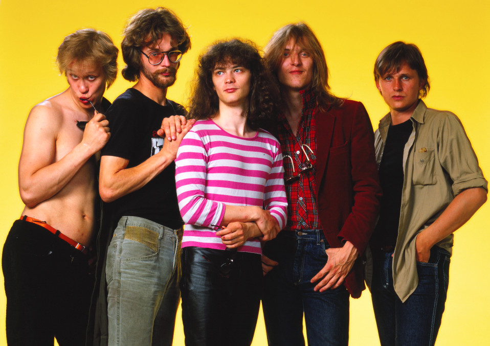 Vuoden 1984 Eppu Normaali: Martti Syrjä, serkku Aku Syrjä, Juha Torvinen, Pantse Syrjä ja Mikko Nevalainen.
