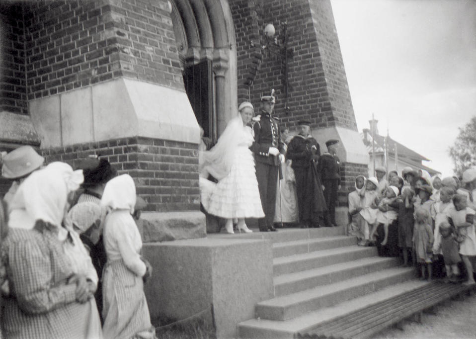 Hääpari Nikolai Østgaard ja Ragni Gullichsen Kotkan evakelisluterilaisen kirkon portailla 22.7.1916.