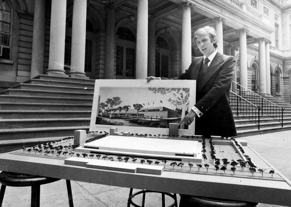 Trump esittelee 34th Street Convention Center -suunnitelmaa vuonna 1977.