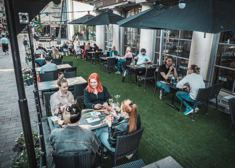 Asiakkaita ravintola Revolutionin terassilla Jyväskylässä.
