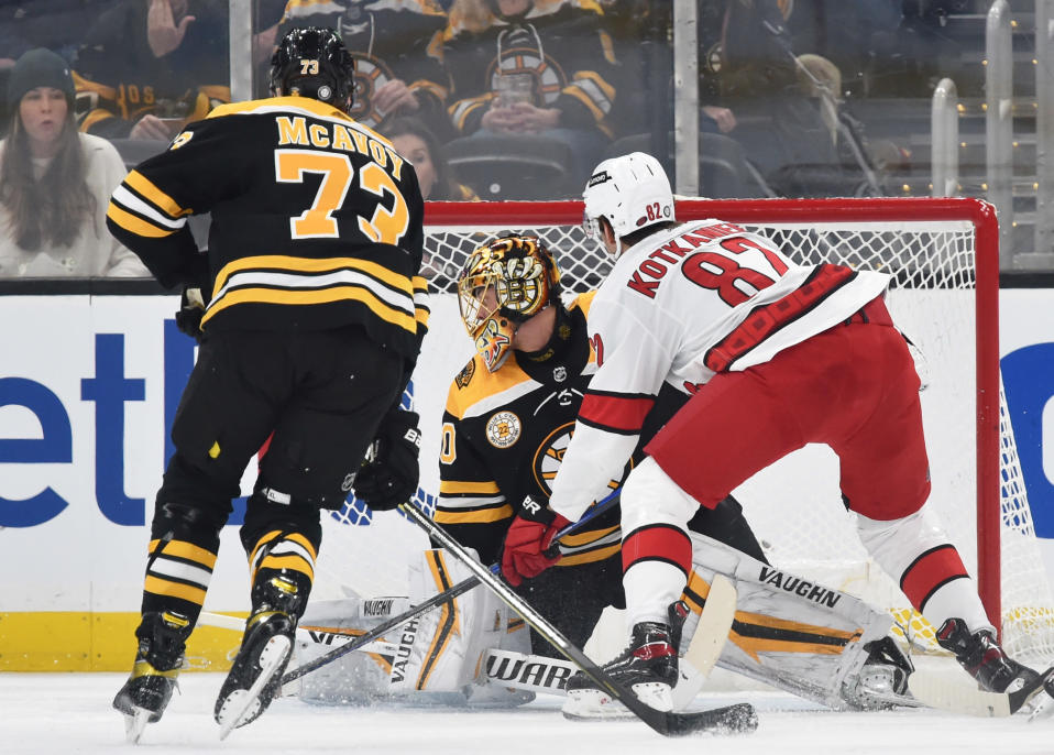 Carolina Hurricanesin hyökkääjä Jesperi Kotkaniemi laukoo kiekon verkkoon ohi Bostonin maalivahdin Tuukka Raskin NHL-ottelussa 19.1.2022.