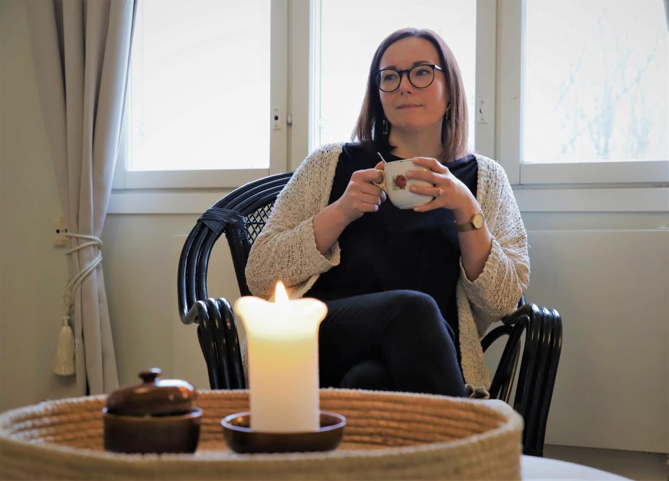 Katri Pentti juo teetä.