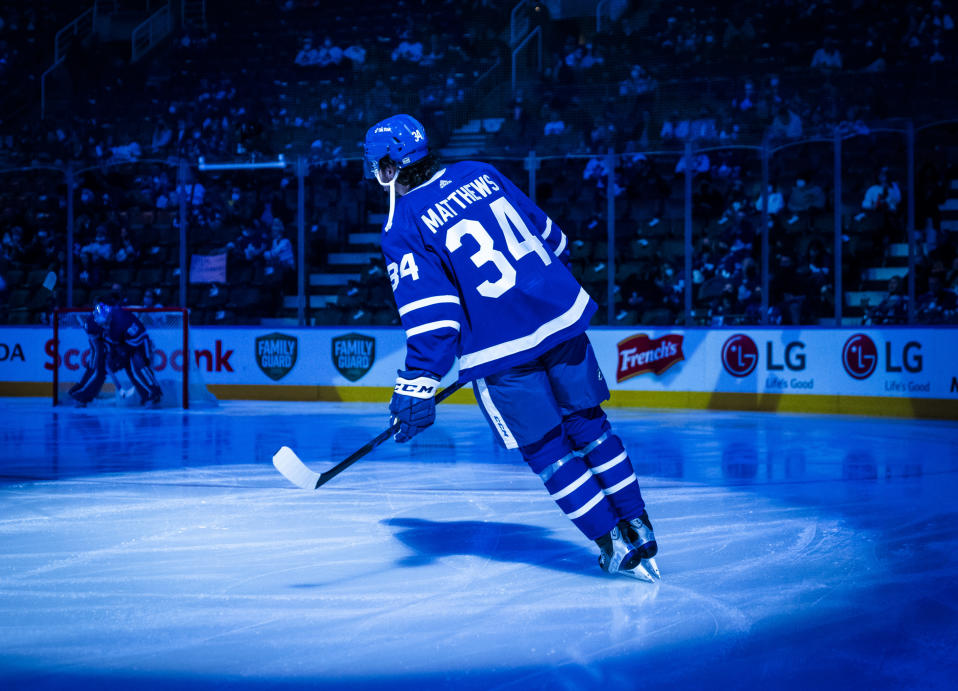 Auston Matthews luistelemassa ennen ottelua.