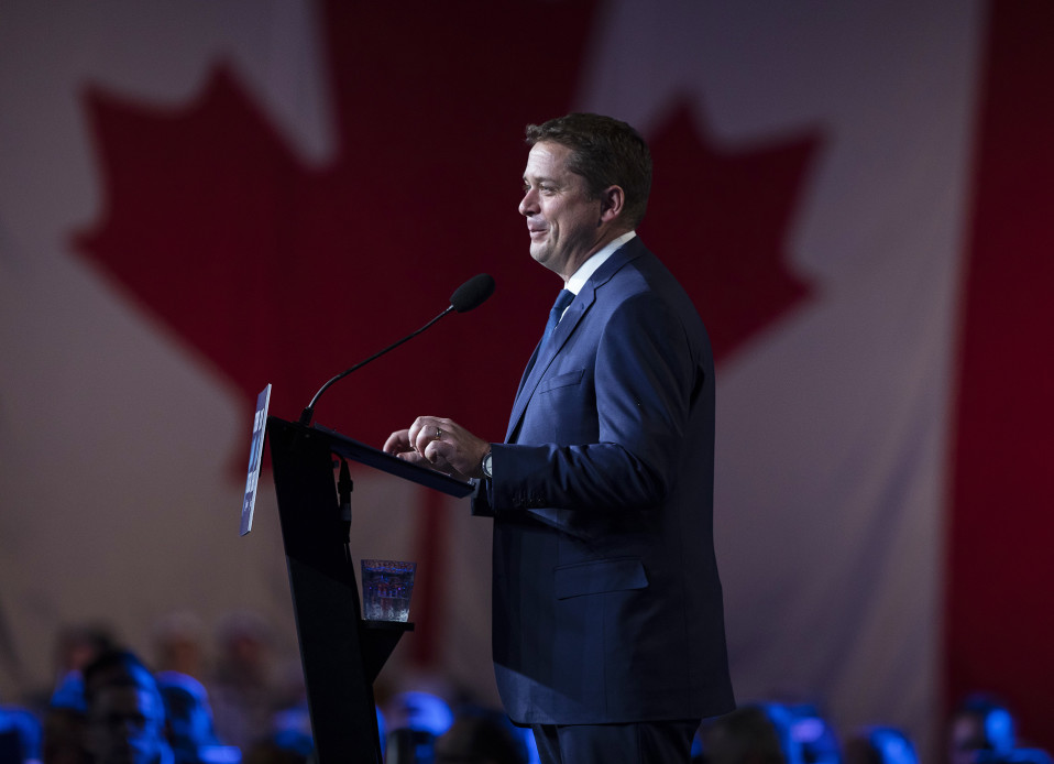 Konservatiivien johtaja Andrew Scheer puhumassa kannattajilleen Reginassa.