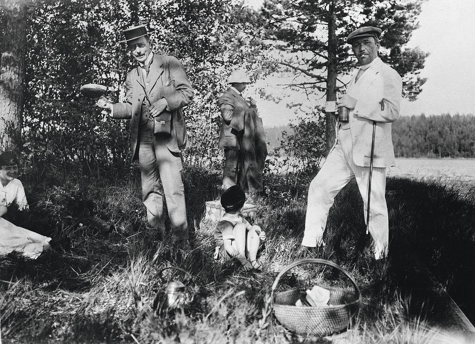 Eino Leino (oik.) kesäisellä retkellä Roschierin maatilalla Rautalammilla vuonna 1917. Mukana myös Georg Schauman (vas.) ja Rolf Roschier.