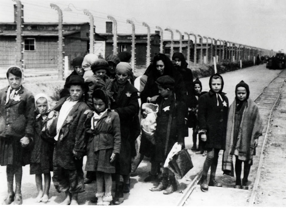 Fångar anländer till koncentrationslägret Auschwitz-Birkenau i juni 1944.