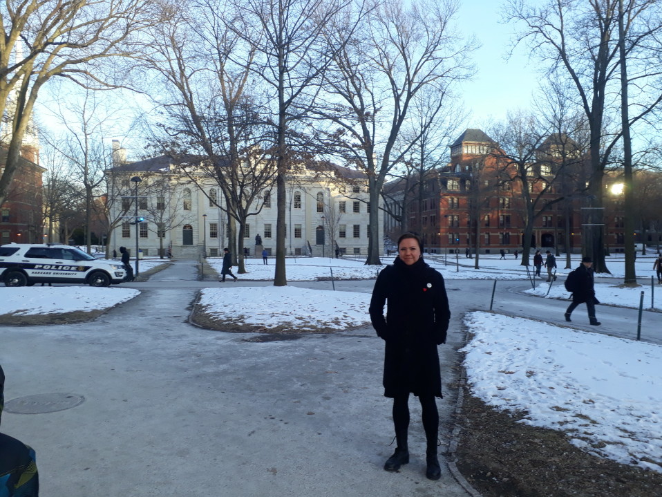 Maarit Laihonen Old Yardin luona.