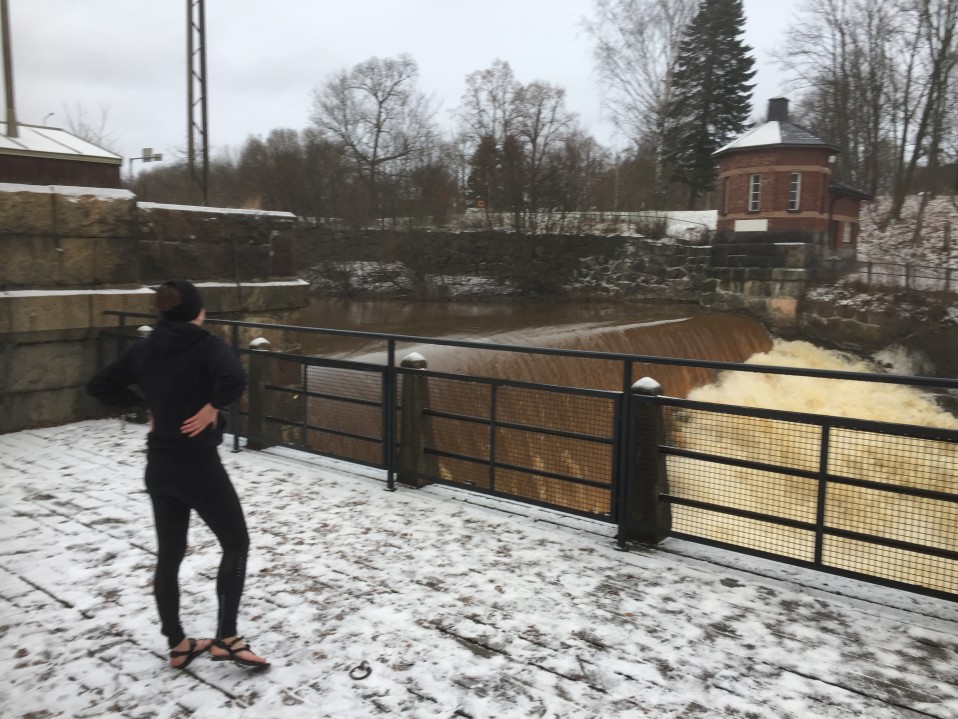 Maarit Laihonen lenkkeilee niukissa jalkineissa Vanhankaupunginkoskella.