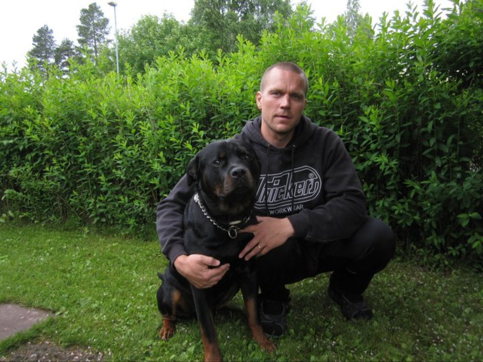 koira ja mies pihalla