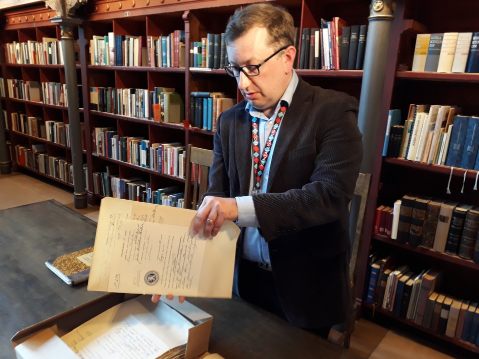 Kehityspäällikkö Tomi Ahoranta esittelee vuoden 1918 arkistoja.