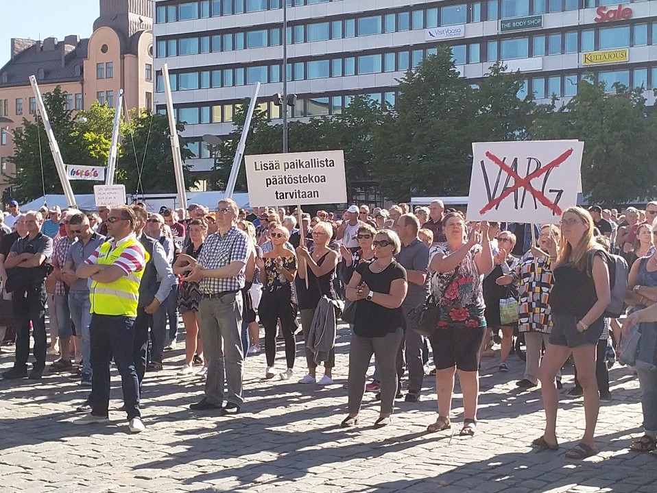 Susimielenosoituksen osallistujia Vaasan torilla 11. kesäkuuta 2018
