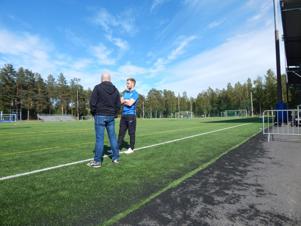 Erotuomari Tatu Korkalainen juttelee kotijoukkueen kanssa ennen ottelua