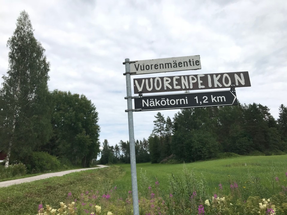 Vuorenpeikon näkötorni on avoinna yleisölle vapaaehtoista 2 euron maksua vastaan.