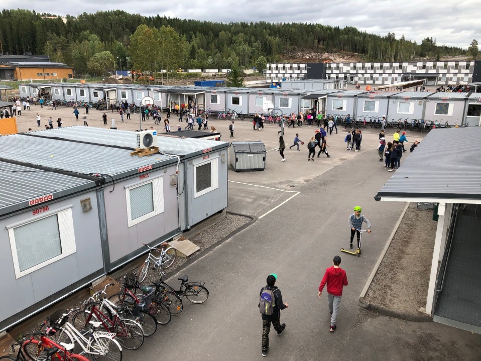 Launeen koulu toimii väliaikaisessa parakkikylässä.