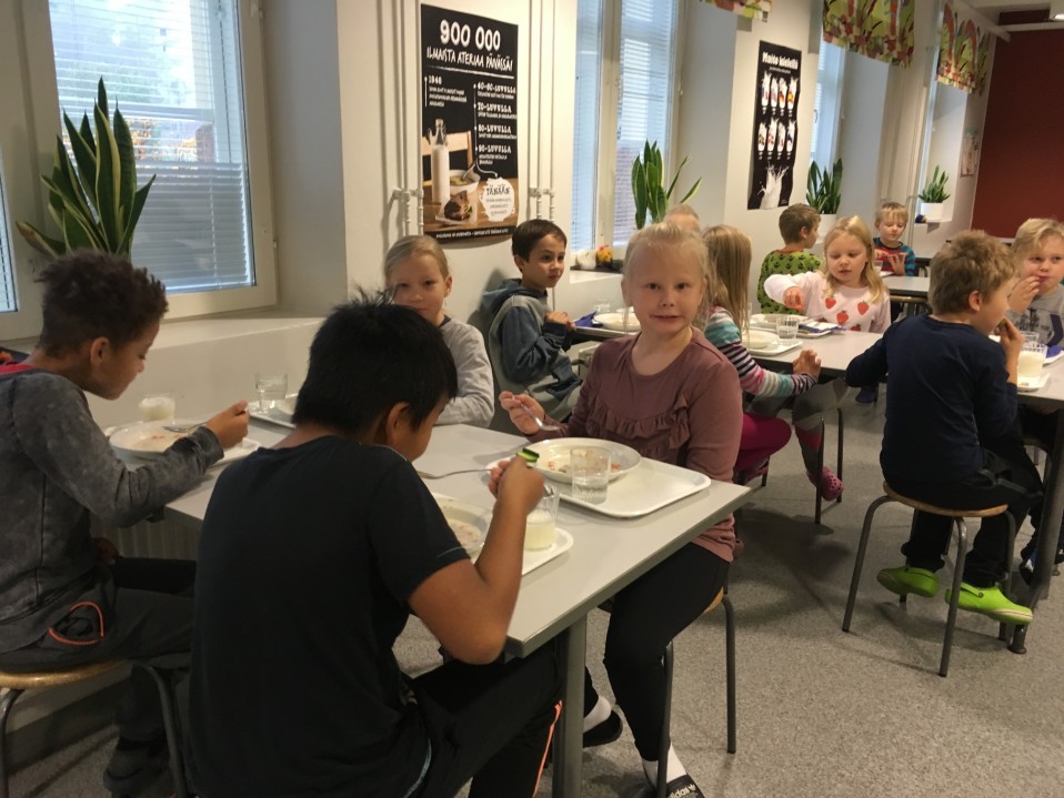 Kyminkartanon koulun kakkosluokkalaiset Dani Duran (takana keskellä) ja Emma Poikala (edessä oikealla).