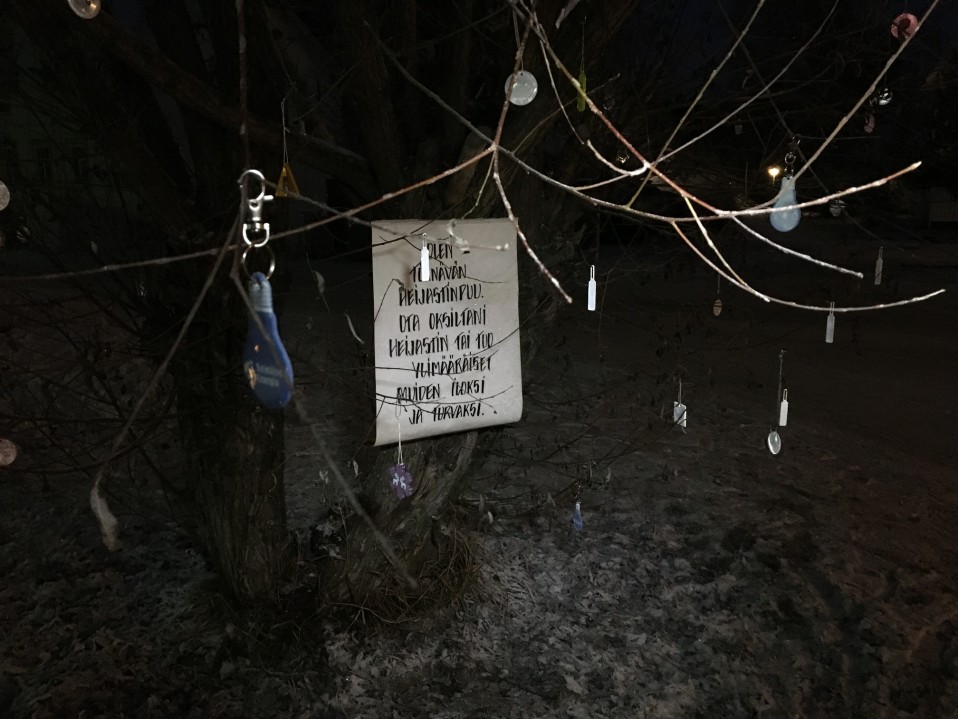 Heijastinpuusta saa ottaa itselleen heijastimen tai lahjoittaa puuhun heijastimia muiden otettavaksi. Seinäjoen puu on ollut toiminnassa muutaman viikon.