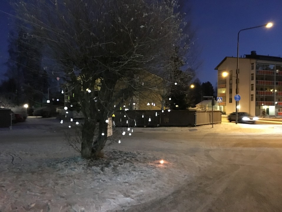 Marika Vauramo perusti heijastinpuun huolestuttuaan pimeässä ilman heijastimia liikkuvista ihmisistä.