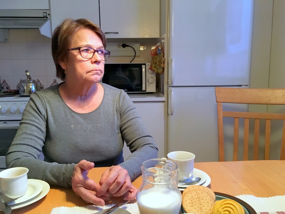 Eeva Pesonen keittiön pöydän ääressä Ilomantsin kodissaan.